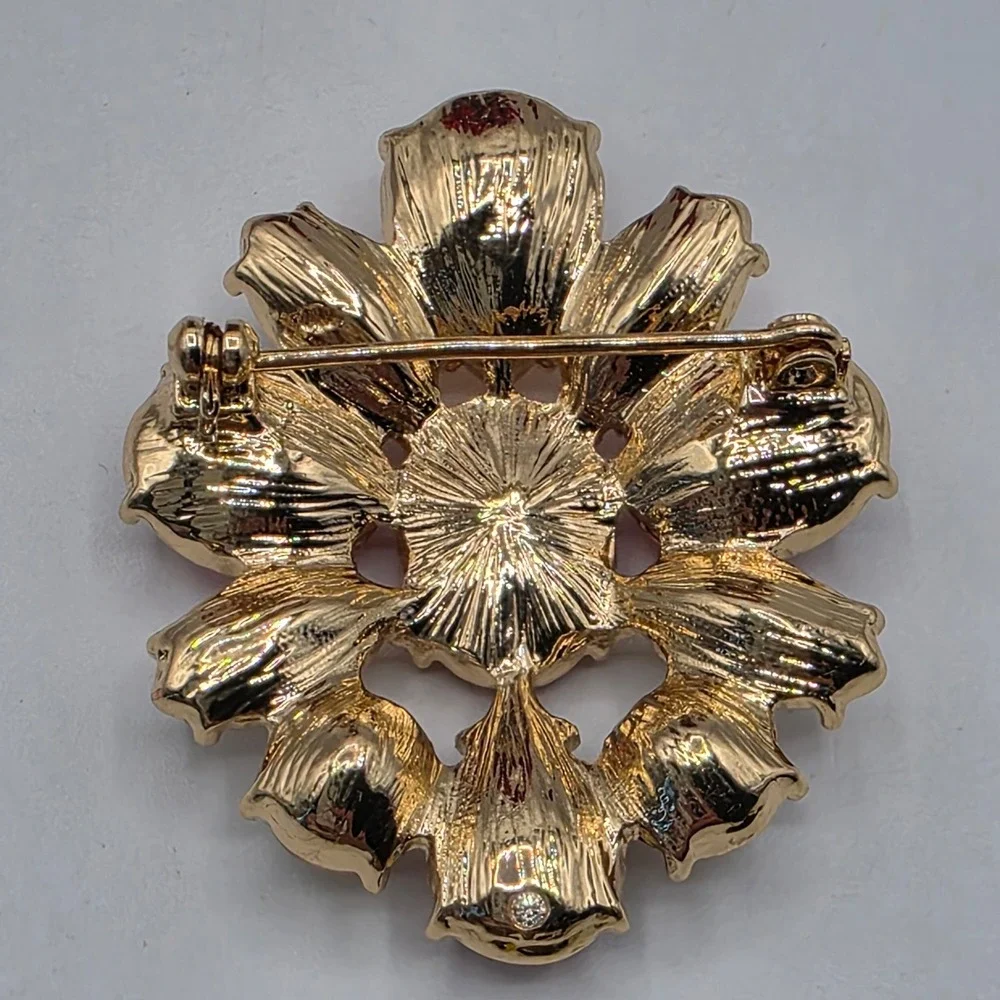 Unbranded intricate gold